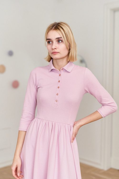 Sukienka Polo marszczona jasnoróżowa – rękaw 3/4