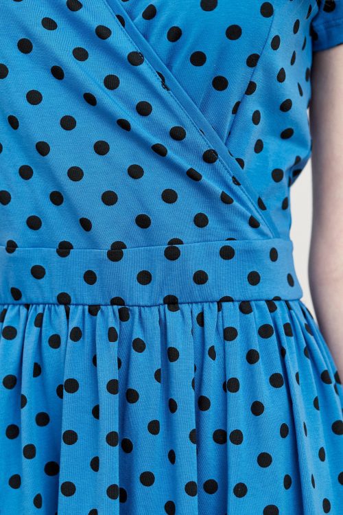 Sukienka Larissa ciemnoniebieska w kropki krótki rękaw