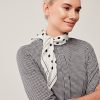 Apaszka biała w drobne groszki – jedwab