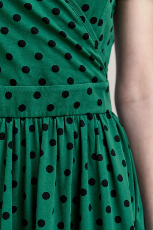 Sukienka Larissa ciemnozielona w kropki krótki rękaw